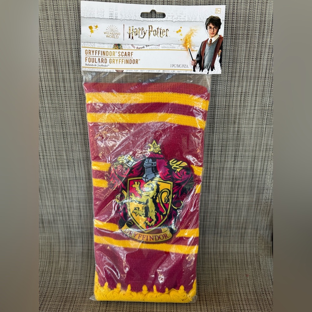 NEW Kids Wizarding World Harry Potter Gryffindor Scarf